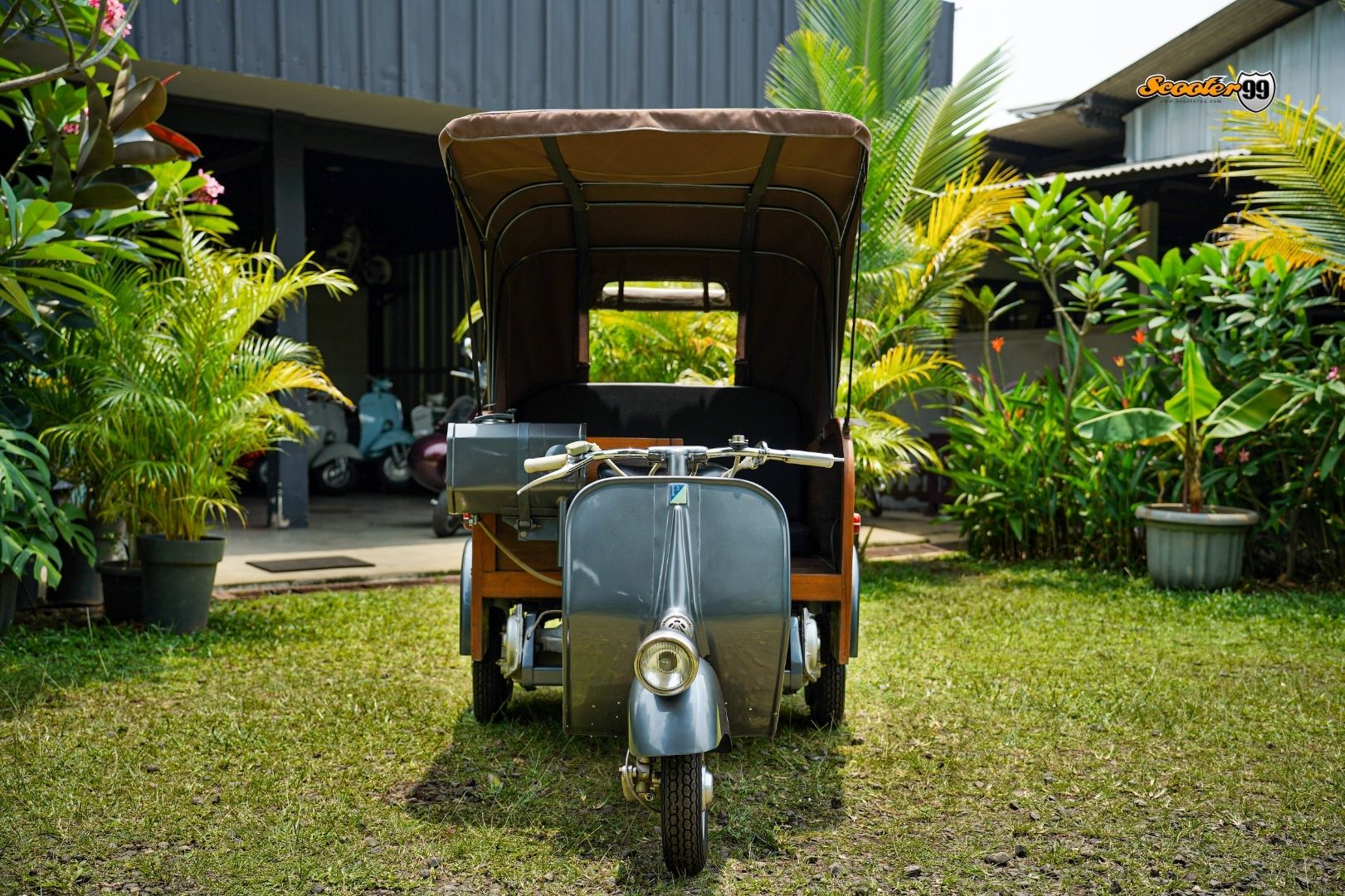 Side profile of Ape Calessino Grey vintage utility scooter